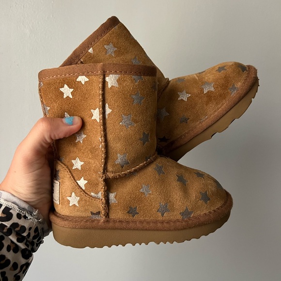 UGG Classic Short II Stars Kids Boots with Metallic StarsKids Size